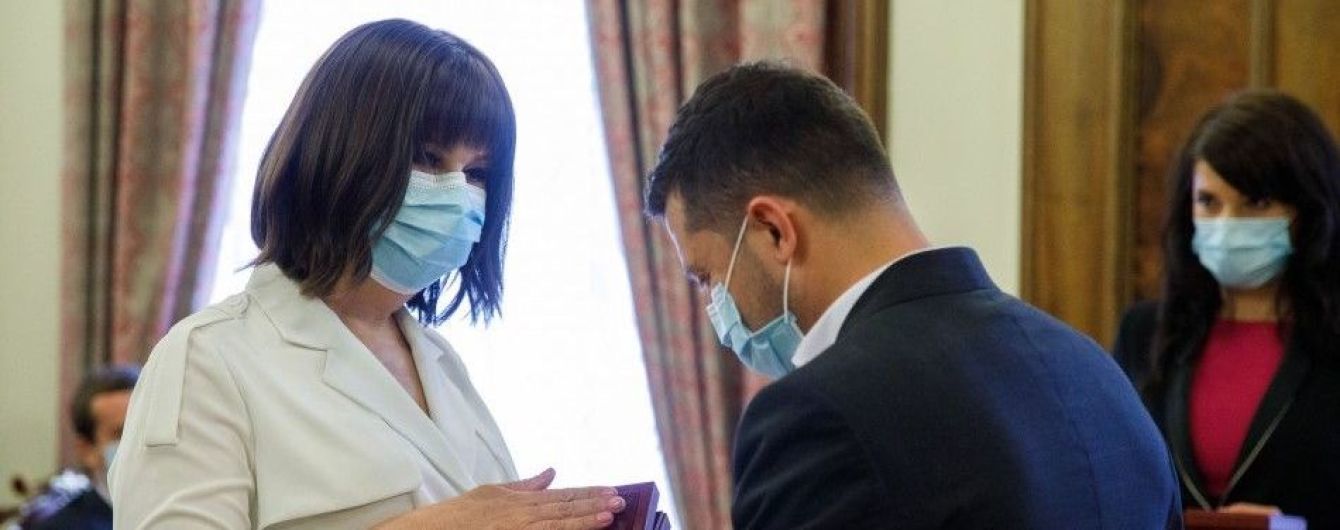 У строгій блузці та бежевій спідниці: Алла Мазур відвідала офіс президента