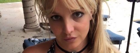 Брітні Спірс у крихітному бікіні та масці показала свою гнучкість на пляжі