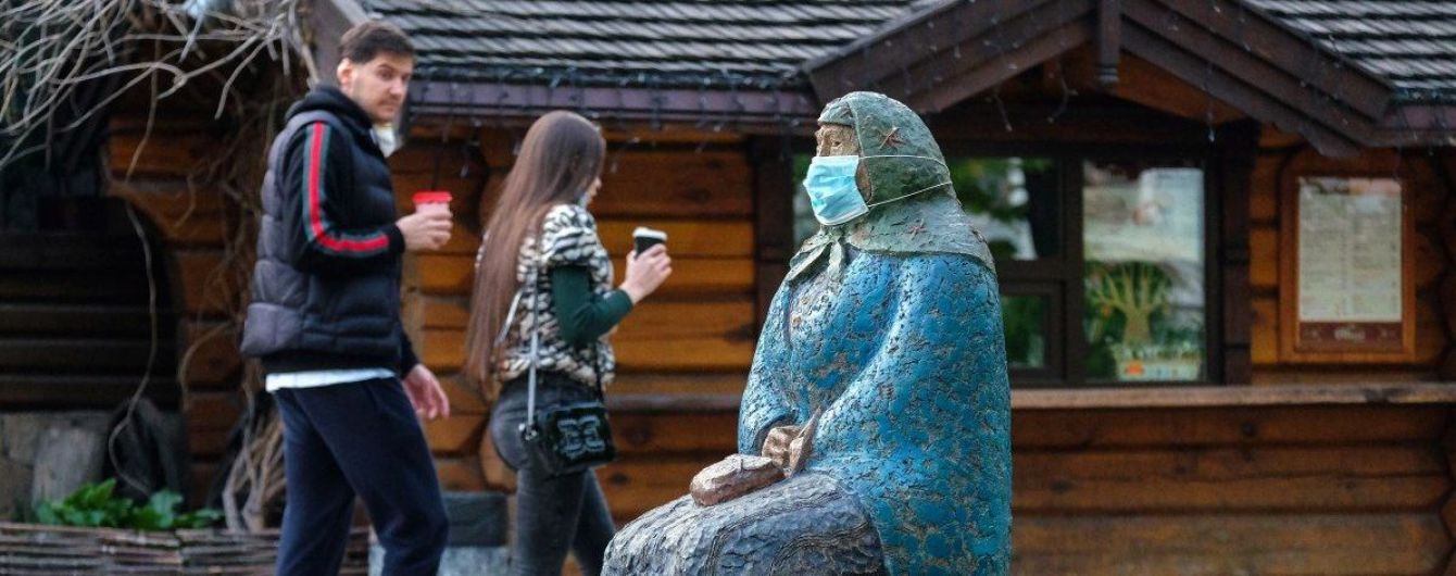 Кривая заболеваемости коронавирусом вновь пошла вверх: как власть планирует делить Украину на зоны и что будет со школами