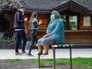 Крива захворюваності на коронавірус знову пішла вгору: як влада планує ділити Україну на зони та що буде зі школами