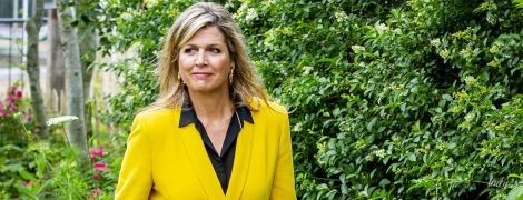 Яка ефектна: королева Максима в соковитому жовтому костюмі і на підборах була зазнімкована в лісі