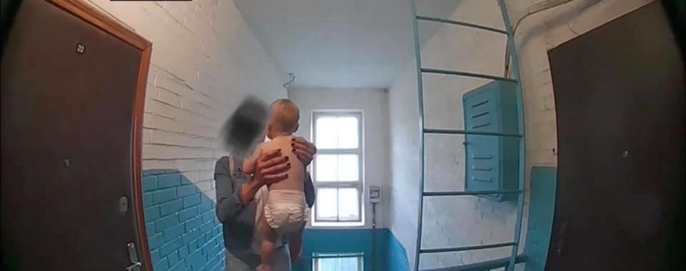 В Киеве младенец сидел спиной к открытому окну и ползал по лестнице: спасли соседи