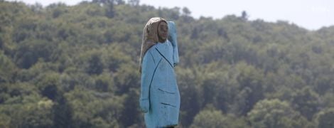 На батьківщині Меланії Трамп спалили її дивакувату дерев'яну статую