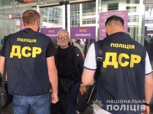 Криминального "авторитета", которого поймали после побега из зала суда, выдворили из Украины