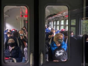 В Харьковской области из-за пассажиров, которые хотели проехать в электричке без маски, задержали поезд