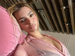 Знову виблискує сосками: Емілі Ратаковскі показала фото у прозорій білизні