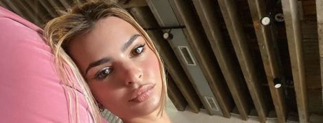 Знову виблискує сосками: Емілі Ратаковскі показала фото у прозорій білизні