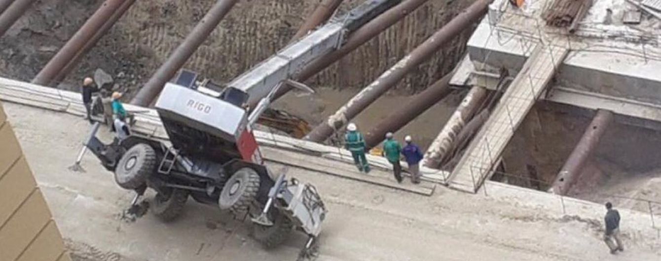 У Києві на будівництві метро на Виноградар перекинувся автокран