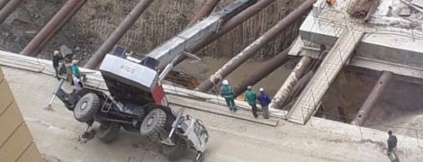 У Києві на будівництві метро на Виноградар перекинувся автокран