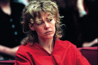 Розбестила учня, відсиділа та народила від нього дітей: у США померла скандальна вчителька