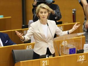 У пудровому жакеті і з лаконічними сережками: діловий аутфіт президентки Єврокомісії