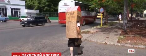 Человек в футляре: на Кубе пенсионерка нашла необычный способ защититься от коронавируса