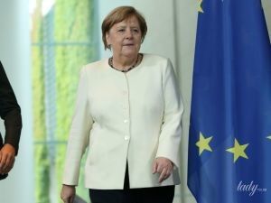 Змінила блакитний жакет на білий: Ангела Меркель на пресконференції в Берліні
