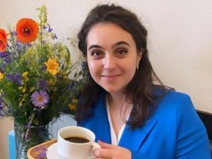 Позувала біля фонтана: прессекретарка Зеленського показала, який мала вигляд 10 років тому