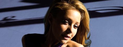 Грайлива Тіна Кароль у ліфчику та з хусткою на голові позувала на балконі