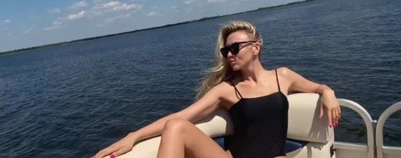 Оля Полякова в черном купальнике на яхте показала, как надо позировать