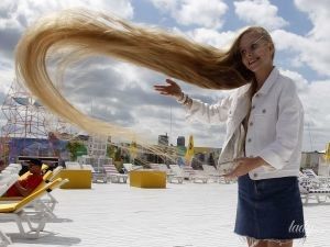 Найбільші груди та найдовше волосся: українські рекордсменки продемонстрували своє "багатство"