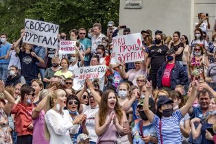 "Москва, йди геть": в Хабаровську десятки тисяч людей вийшли на акцію підтримки затриманого губернатора
