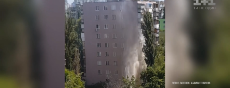 Столб воды бил в окна 9-этажки: в Киеве из-под земли ударили "фонтаны"