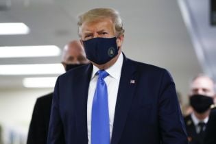 Трамп з'явився на публіці у захисній масці - уперше від початку пандемії коронавірусу