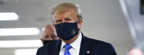 Трамп появился на публике в защитной маске - впервые с начала пандемии коронавируса