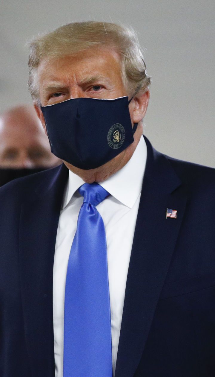 Трамп з'явився на публіці у захисній масці - уперше від початку пандемії коронавірусу