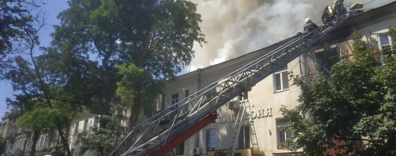 В центрі Одеси загорілася квартира в житловому будинку