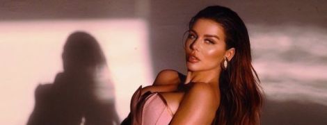 Ненафарбована Анна Сєдокова у купальнику сексапільно позувала на пляжі Маямі