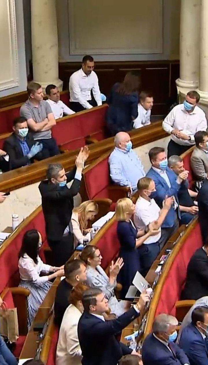 Рада збереться на позачергове засідання і спробує повернути чиновникам докарантинні зарплати
