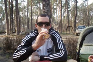 Пиво, собаки та дорогі авто: що відомо про водія, через якого загинула сім'я під Києвом