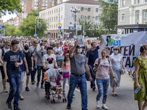 У російському Хабаровську не вщухають масові протести: чому вибухнуло місто