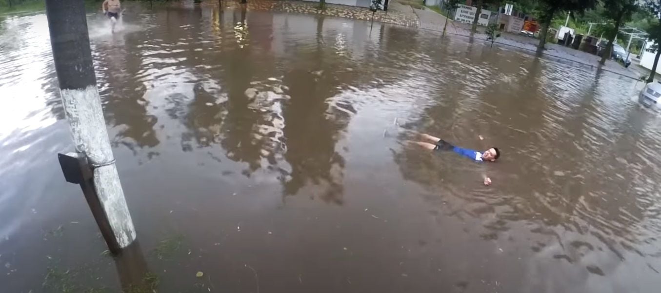 Molodik Z Lvivskoyi Oblasti Pirnav Ta Plavav U Zatoplenih Dorogah Shukavshi Zagubleni Avtonomera Z Yavilos Video