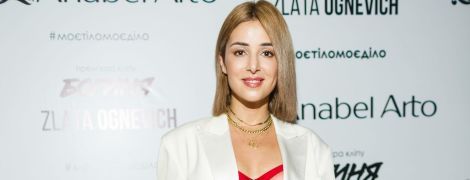 Злата Огнєвіч у червоному прозорому ліфчику та білому костюмі приголомшила образом