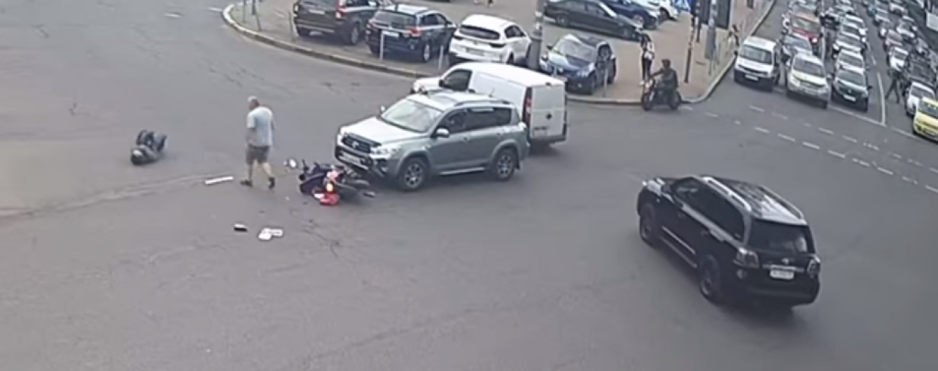 В Киеве на бульваре Леси Украинки водитель Toyota сбил мотоциклиста – тот пролетел несколько метров