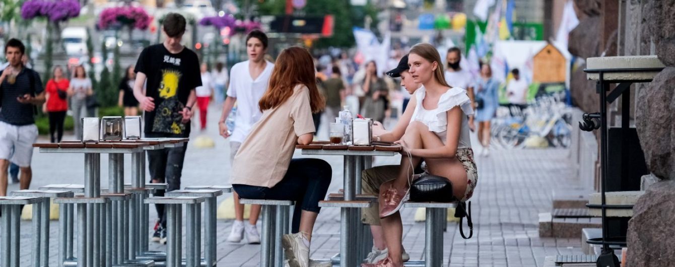 "Не можу їх вигнати": у поліції показали, як столичні ресторани порушують карантин вихідного дня