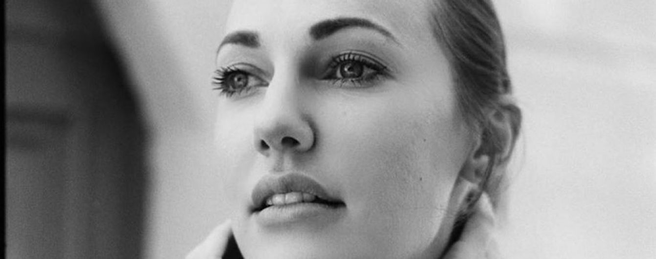 В легком платье на бретельках: Мерьем Узерли показала кадр из новой фотосессии