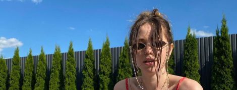 Надя Дорофеева в купальнике в горошек томно позировала в бассейне