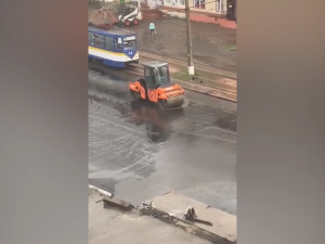 У Конотопі ремонтники уклали асфальт просто в калюжі
