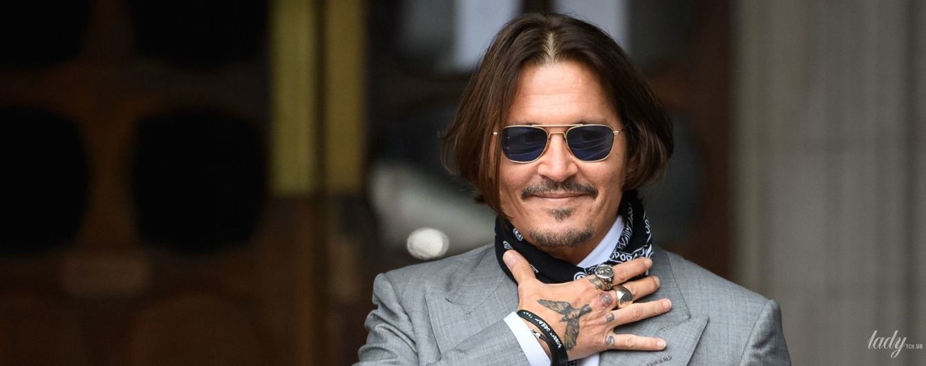 Dzhonni Depp V Serom Kostyume I S Akkuratnoj Pricheskoj Priehal V Sud Shou Biznes Tch Ua