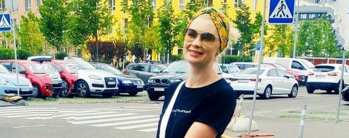 В банановых штанах и с собакой: Лидия Таран прогулялась по городу