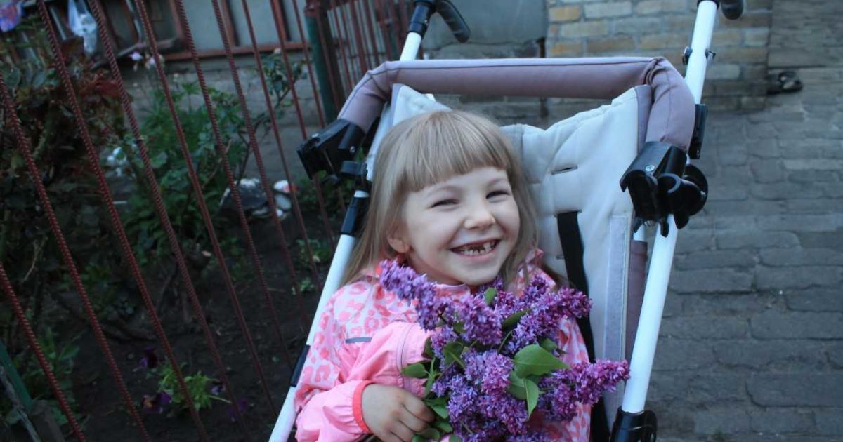 Подаруйте Полінці шанс на повноцінне майбутнє