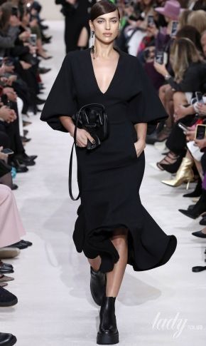 Коллекция Valentino сезона осень-зима 2020-2021: прозрачные блузы и кожаные корсеты