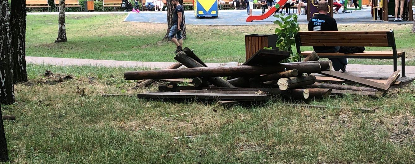 В парке Партизанской славы срезали забор и качели частного экопространства: что говорят в КГГА