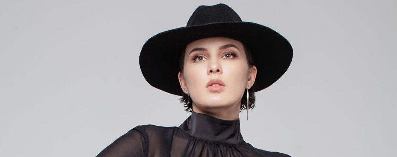 "Дикая кошка": MARUV в леопардовом пиджаке засветила аппетитные ягодицы