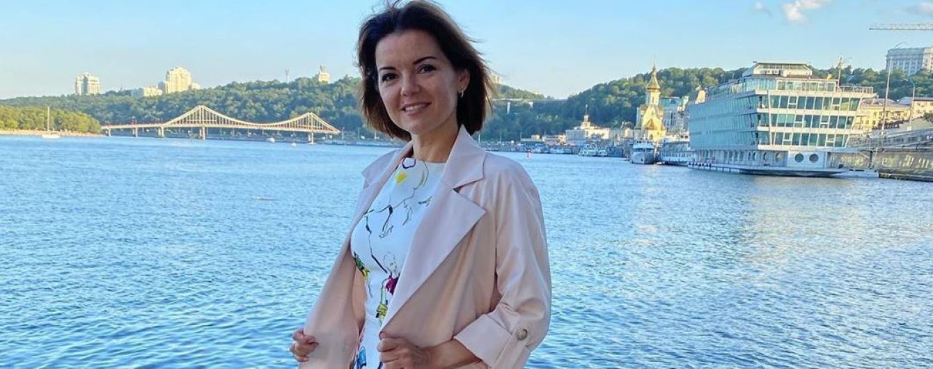 Какой нежный образ: Маричка Падалко в красивом платье и розовом плаще побывала на выпускном