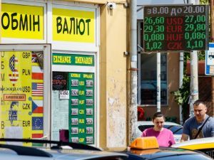 Гривня стрімко обвалюється: чим це зумовлено і чого чекати від курсу валют далі