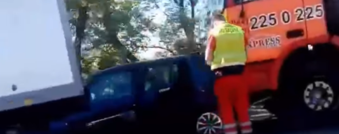 ДТП в Киеве: легковушка оказалась внутри грузовика