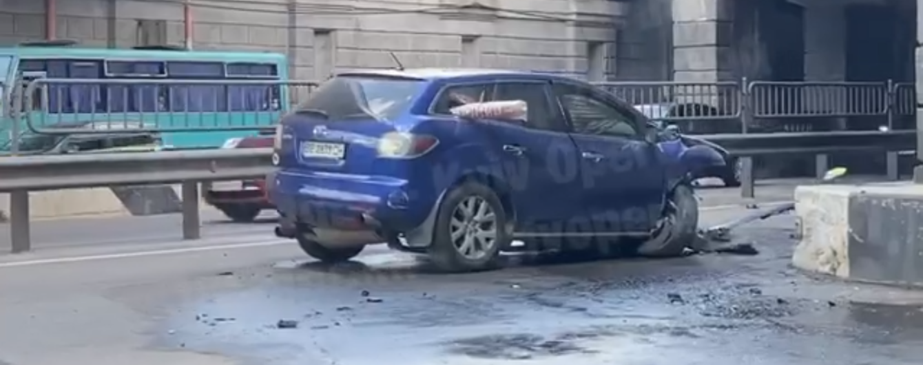 В Киеве внедорожник влетел в бетонную опору моста и задымел: видео