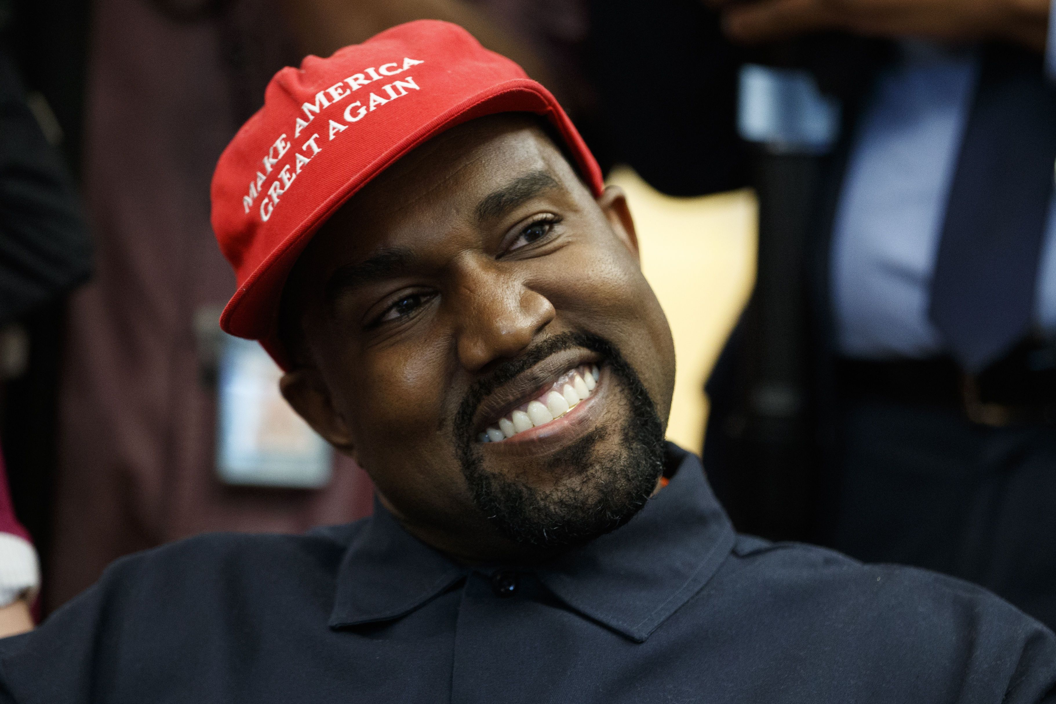 Каньє Вест у кепці MAGA