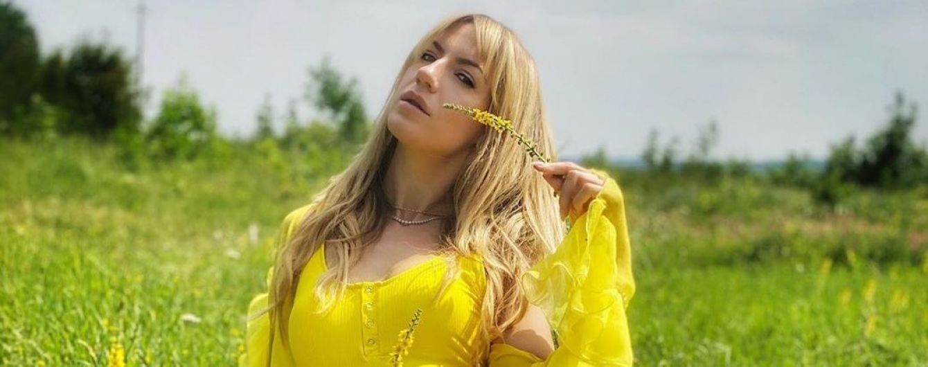 Леся Никитюк в этно-наряде соблазнительно позировала возле снопа сена